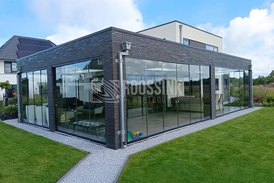 Overkapping met glazen schuifwand